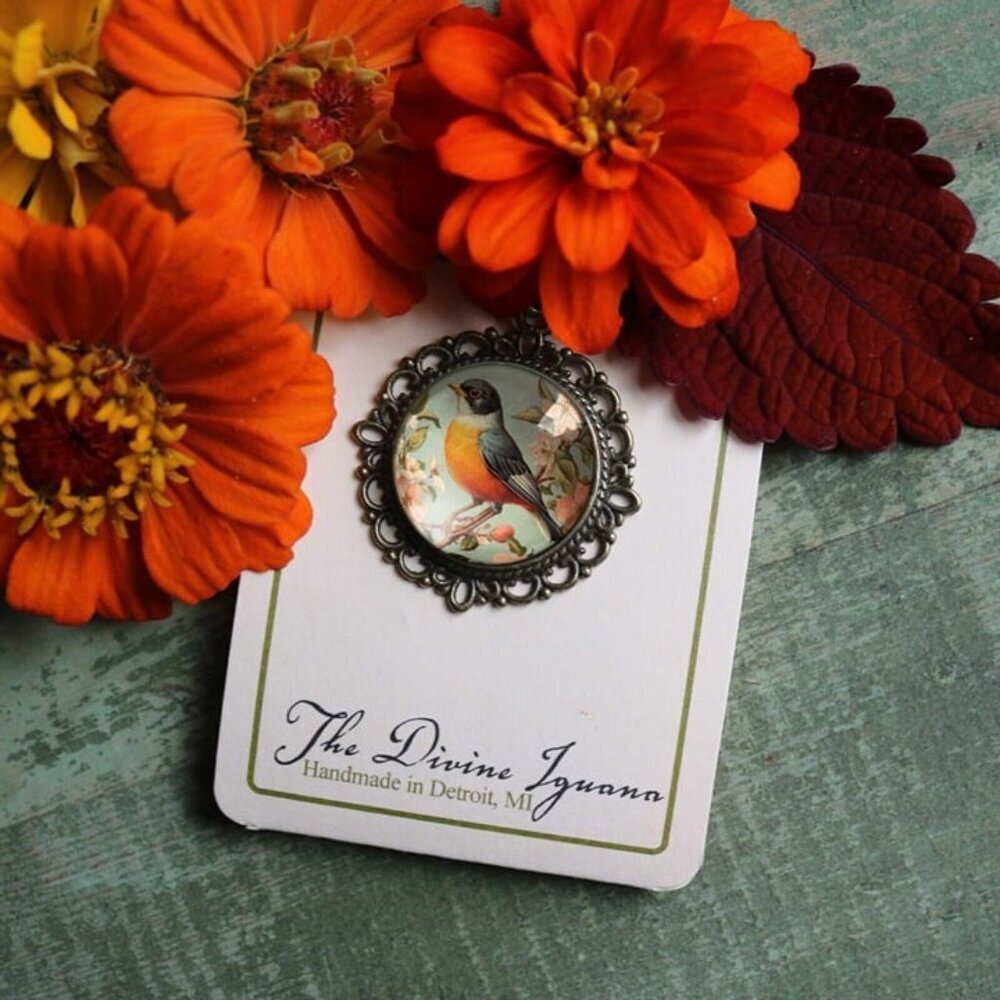 Vintage Robin Bird Necklace - Cottage Core Ornate Pendant - Antique Jewelry - Picture 3 of 6